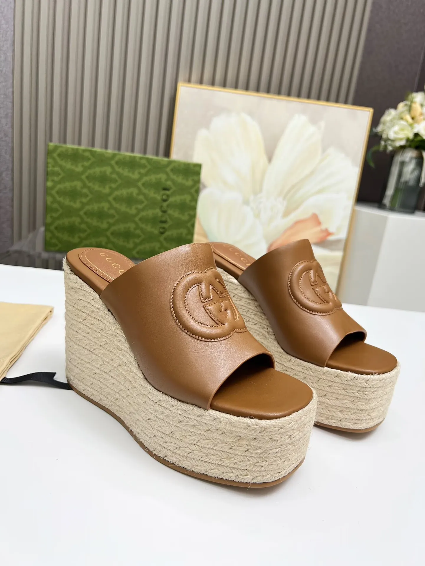 👟👟Ex-factory price 460👟👟 Gucci's new slippers, fashionable, high-end and full of personality✅ Very stable, comfortable and durable for daily use, convenient and unique for daily matching, a must-have classic for summer, the upper is made of GUCCI brand stitching Fabric: cowhide Lining/foot pad: sheepskin Water platform height: 11cm Color: black, white, brown Code number: 35-42 (41 and 42 need to be customized) Packaging: Comes with cloth bag and card.